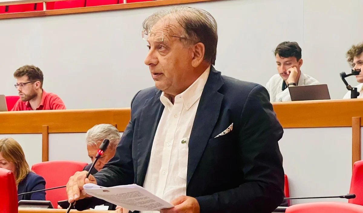 Approvato anche un secondo atto presentato da Nicola Marcello (Fdi). Tutelare le persone con Hiv ed Epatite C